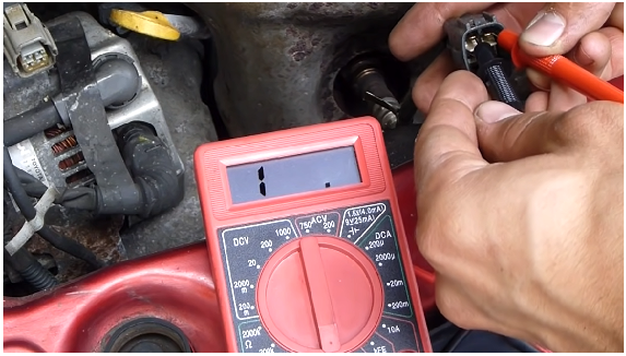 multimeter initial reading while mechanic testing the air fuel sensor