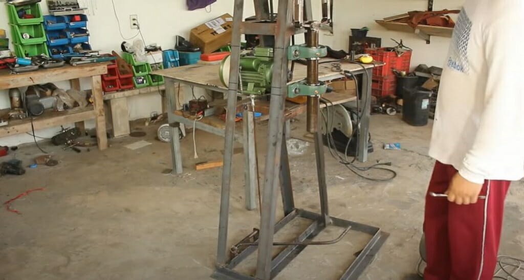 connecting the motor to the frame using a steel rod