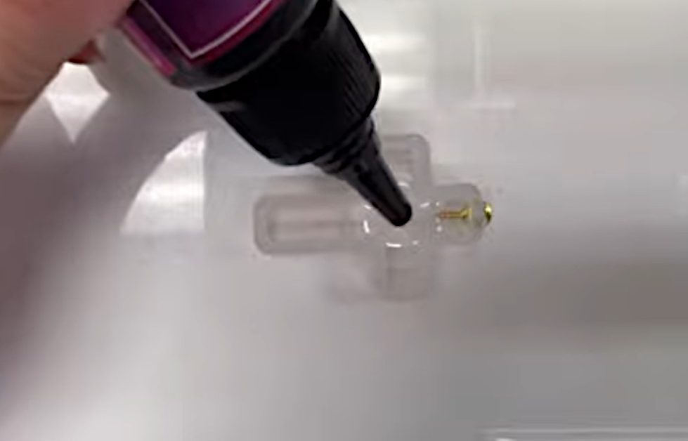 filling the mould with resin