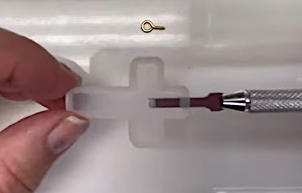 inserting the chiseling knife into the mould