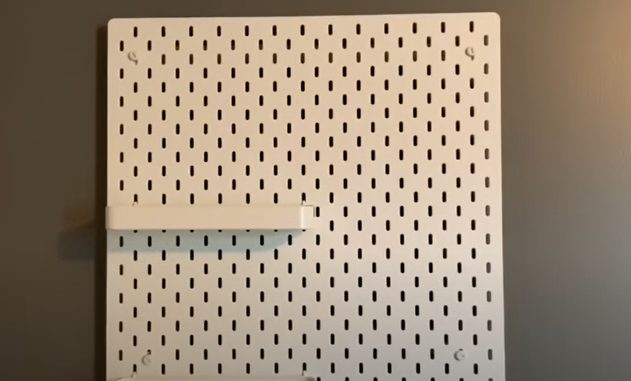 screwless pegboard
