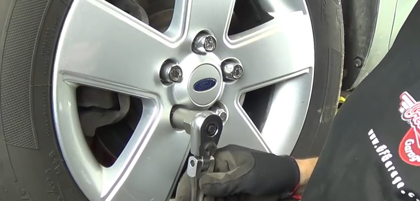 loosening the breaker bar using jack