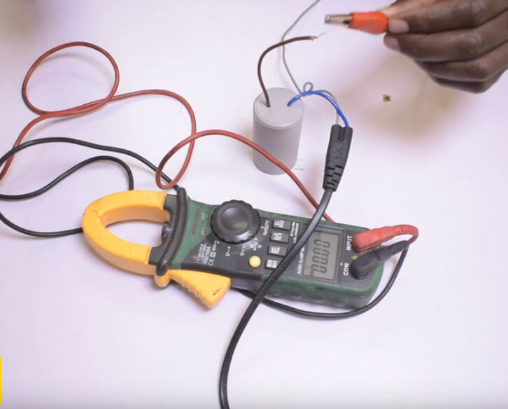 testing the capacitor using tool