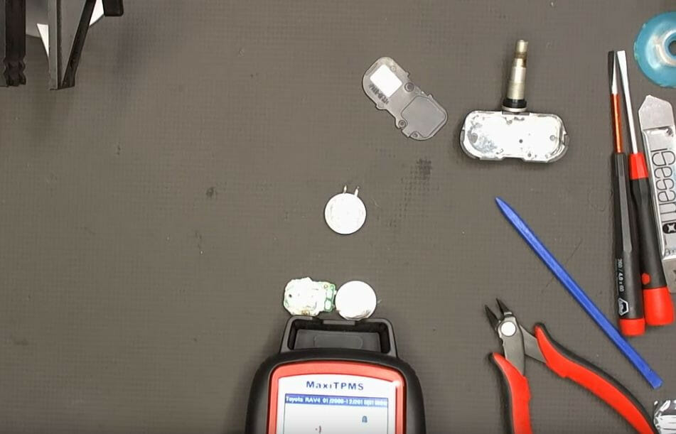 using the TPMS scan tool on the sensor with a new battery