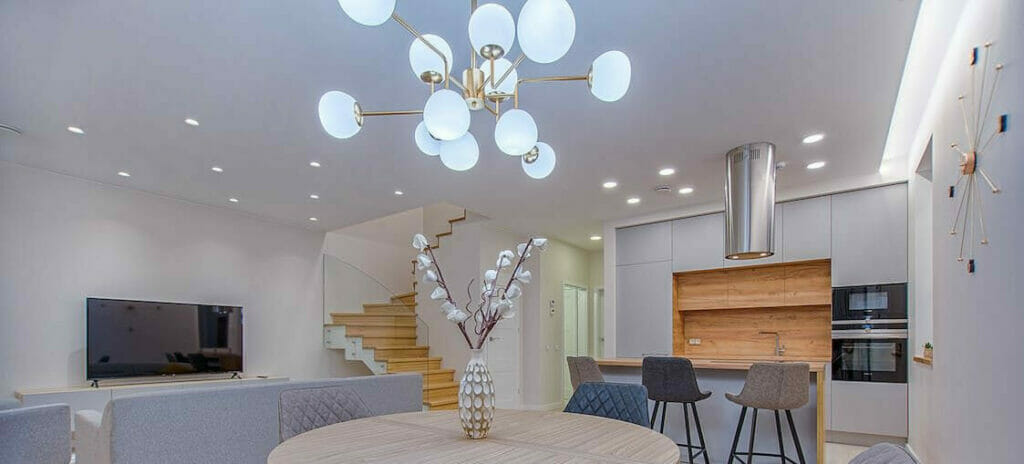 Living room with a parallel lighting