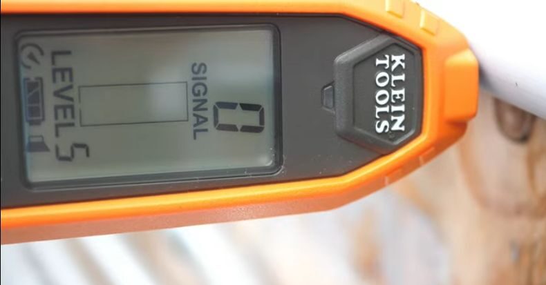 A close up of an LCD screen of a KLEIN TOOLS