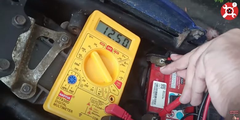 checking the voltage of a car battery using multimeter