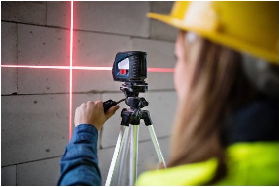 a woman engineer using the laser level device