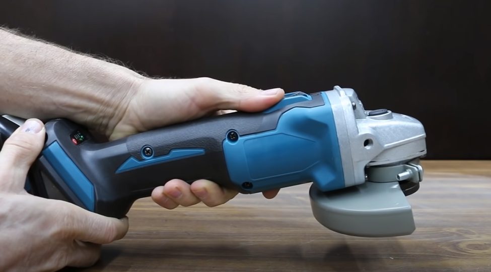 a hands holding an angle grinder