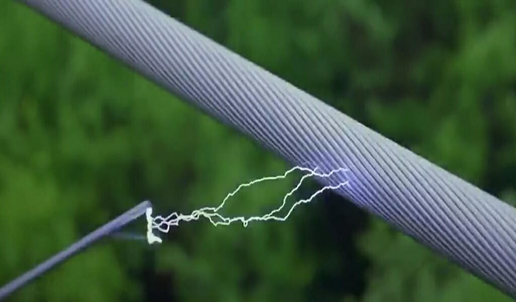 wire transferring electricity without touching the ground