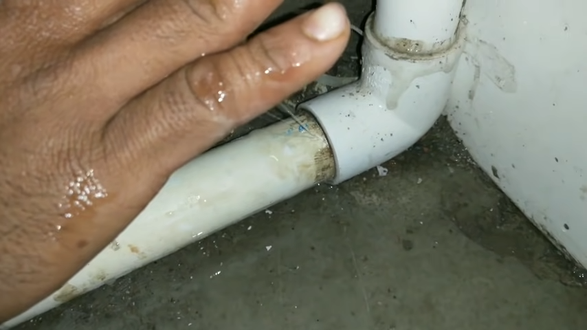 water leaks on pipe