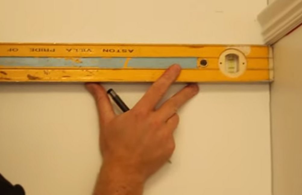 leveling a picture rail molding