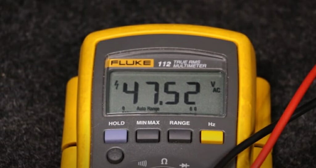 Fluke multimeter with a reading of 47.52v