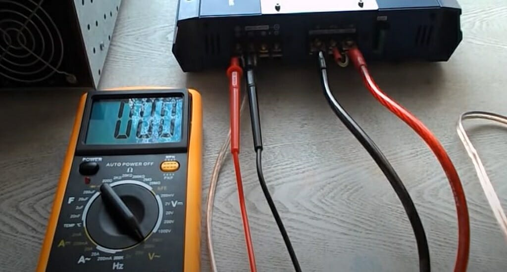 checking the voltage of the audio signal with multimeter