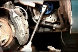 How to Turn a Crankshaft with a Breaker Bar (4 Steps)