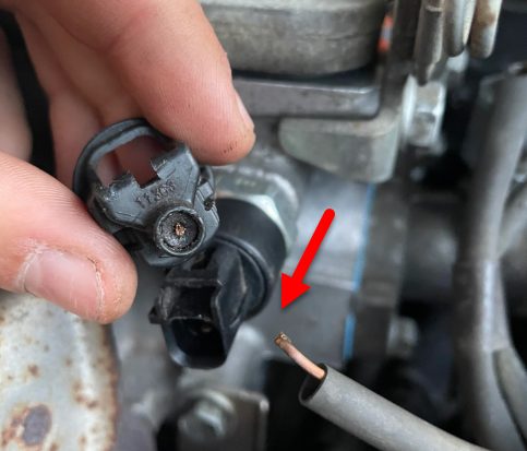 damaged cable on the oil pressure sensor