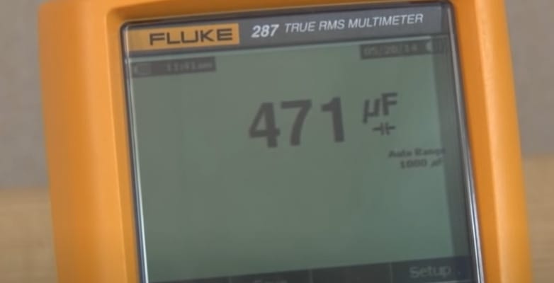 A fluke multimeter showing 471 uF reading on the screen