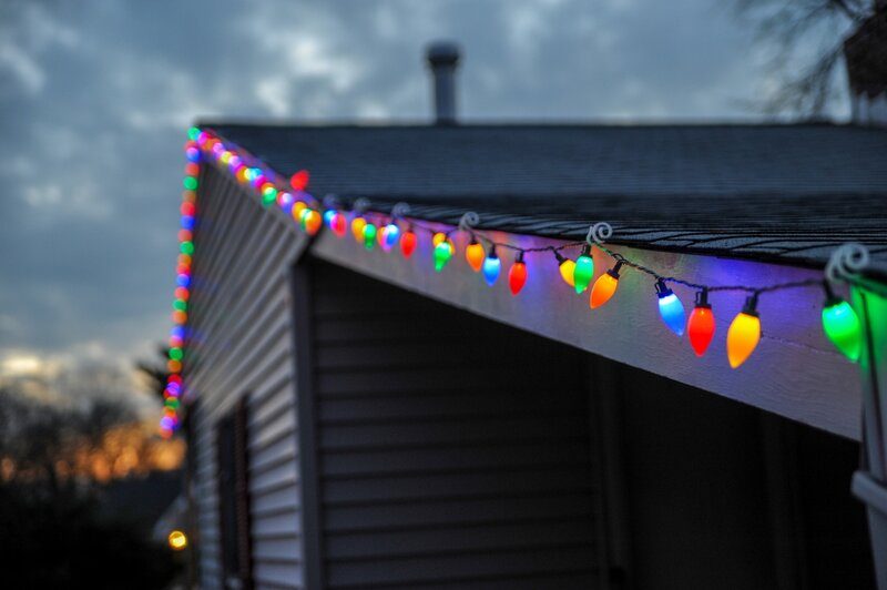 low-voltage decoration lights on a house