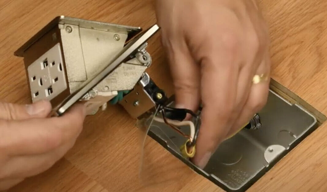 How to Open Floor Outlet Covers (8 Easy Steps)