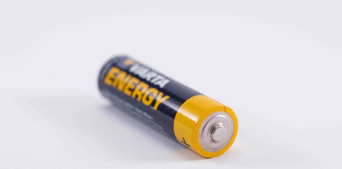 varta energy aa battery in black and yellow color