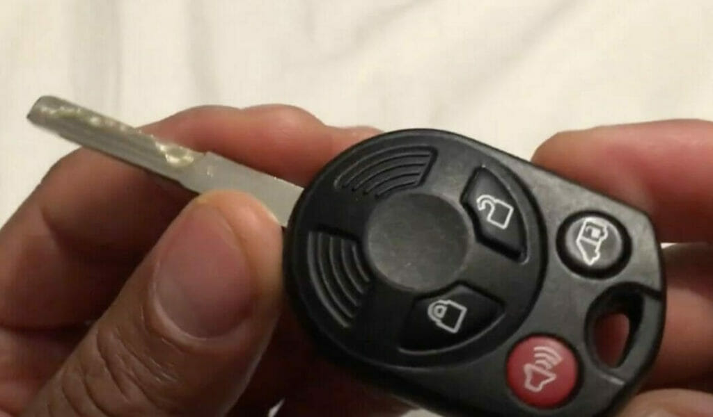 a hands holding car's automatic key