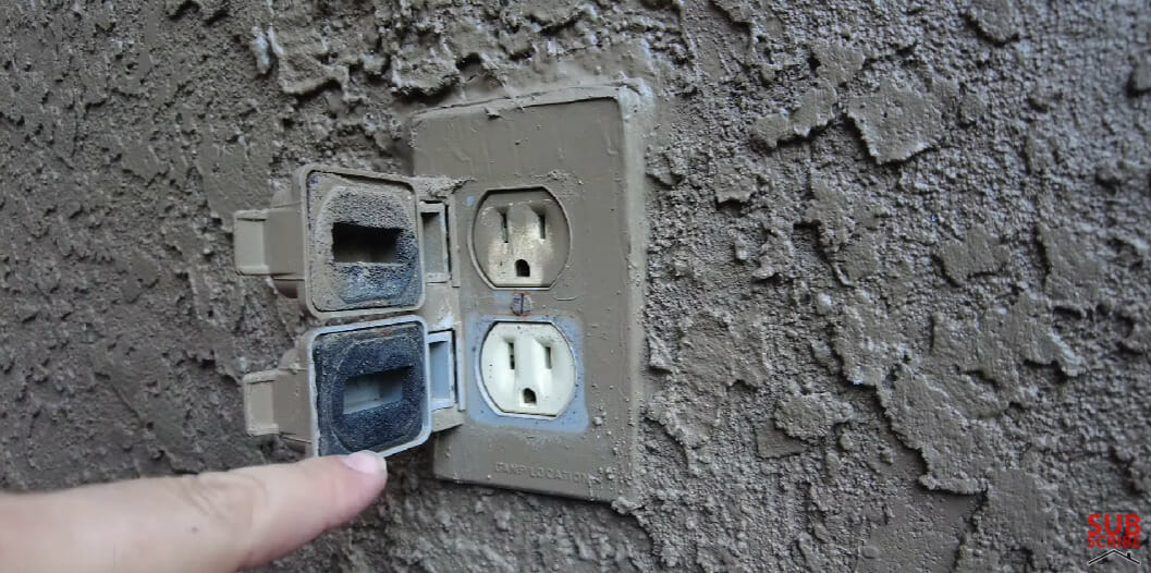 How to Open Outdoor Outlet Covers (Steps & Tips)