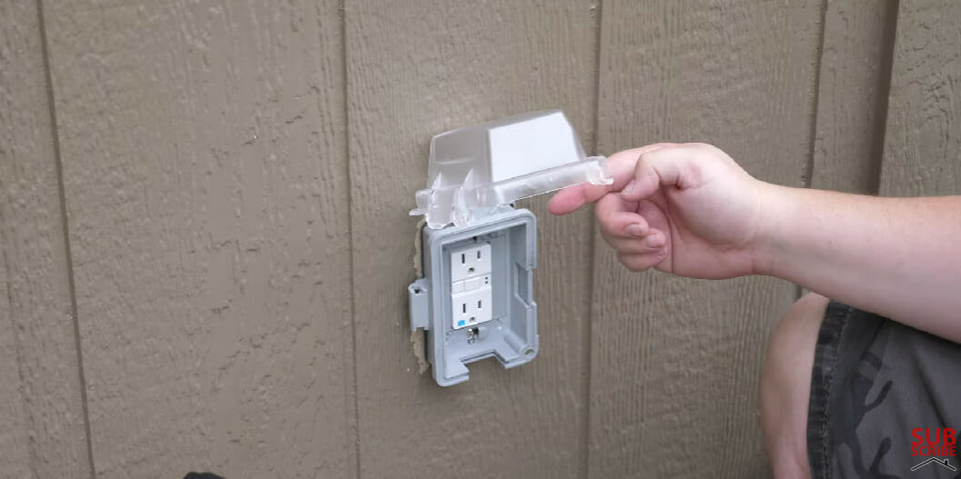 How to Open Outdoor Outlet Covers (Steps & Tips)