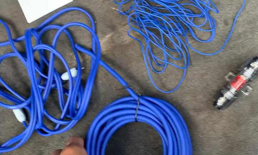 A different gauge blue wires for speaker connection
