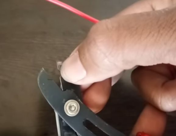 the hole of a manual wire stripper