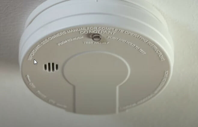 A closer look at the smoke detector mounted at the ceiling