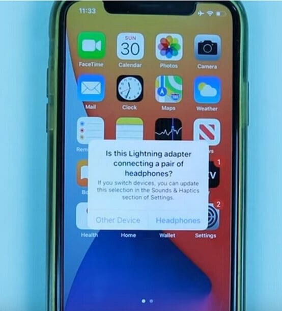 A message notification shows the headphones are connected to the iPhone