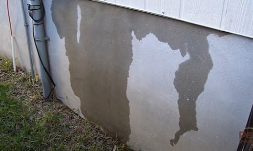 A water leaks from the wall near the water pipe
