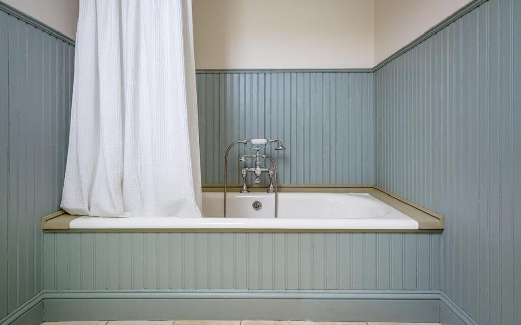9 Beadboard Bathroom Design Ideas (Tips & Inspiration)